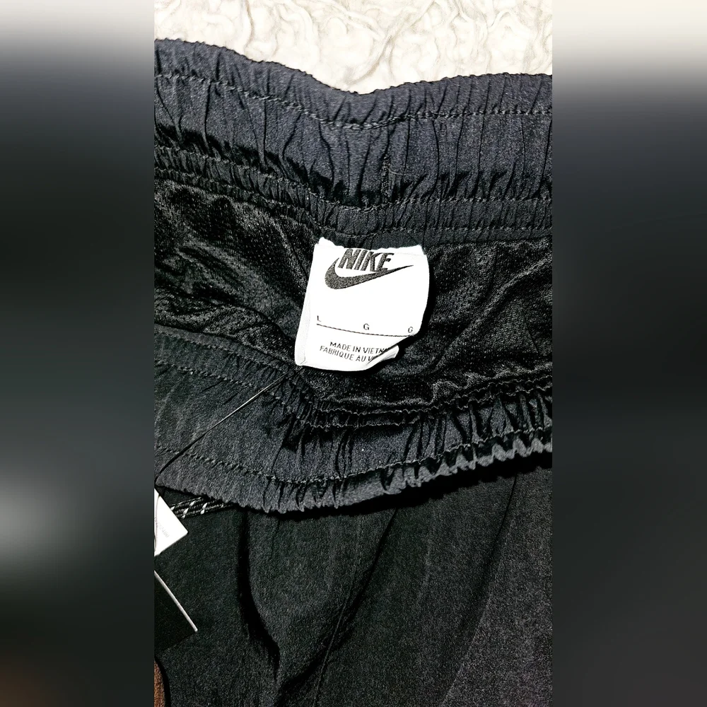 New Nike standard fit tapered leg regular length joggers/pants, size Large - Picture 4 of 7